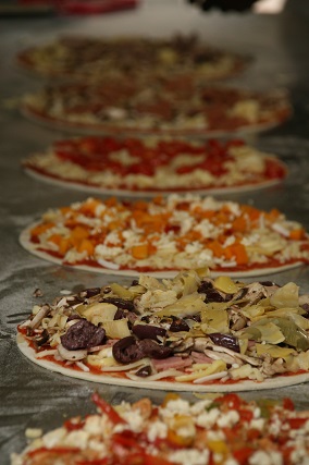 Making_pizzas_resized Making_pizzas_resized